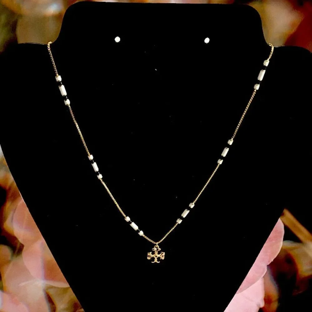 TORY BURCH 18K GOLD KIRA LOGO NECKLACE WHITE AND BLACK